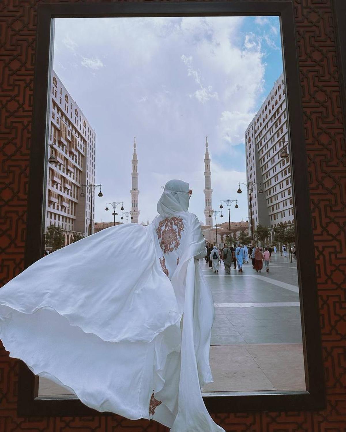 8 Potret Isa Zega yang Santai Bergaya dengan Cadar Saat Umrah, Disebut Nistakan Agama - Identitasnya Jadi Sorotan