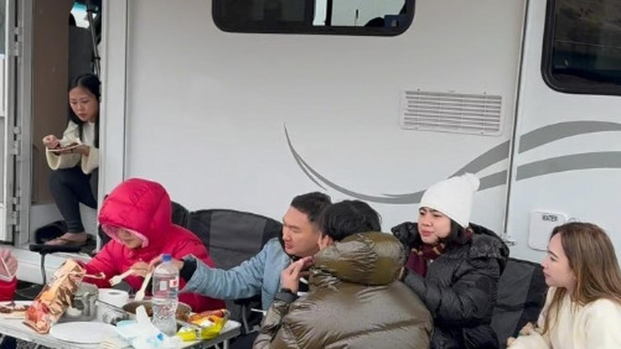 Mobil Van Yang Keduanya Naiki Sempat Terjebak Selama Beberapa Jam&nbsp;