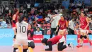 Indonesia menutup pertandingan final voli putri SEA Games 2025 lewat kemenangan 26-24 pada set keempat sekaligus memastikan meraih medali perunggu. Tampak dalam foto, tim voli putri Indonesia saat merayakan kemenangan usai bertanding melawan Filipina pada laga final SEA Games 2025 di Indoor Stadium Huamark, Bangkok, Thailand, Senin (15/12/2025). (Bola.com/Bagaskara Lazuardi)