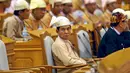 Win Myint yang telah mengundurkan diri dari posisinya sebagai Ketua DPR Myanmar menunggu dimulainya sidang parlemen di Naypyitaw, Rabu (28/3). Win Myint, sekutu dekat Aung San Suu Kyi, meraih 403 dari total 636 suara parlemen. (AP/Aung Shine Oo)