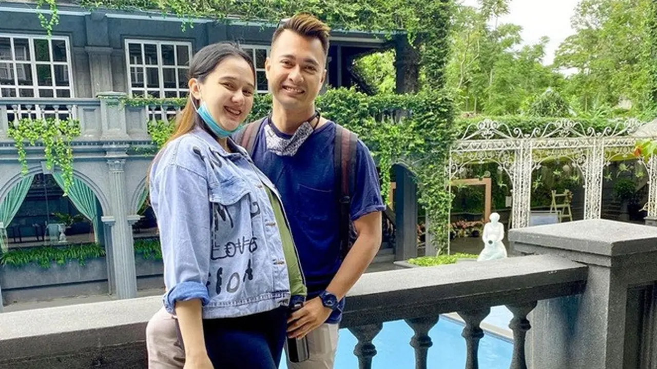 Nantikan Anak Kedua, Ini 7 Potret Kebersamaan Eza Gionino dan Istri yang Hamil Besar
