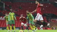 Bruno Fernandes mencetak gol tunggal kemenangan Manchester United atas West Bromwich Albion, pada laga pekan kesembilan Premier League, di Old Trafford, Minggu (22/11/2020) dini hari WIB. (Alex Livesey/Pool via AP)