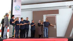 Gubernur DKI Jakarta, Anies Baswedan saat meluncurkan serah terima kunci Hunian Program DP 0 Rupiah di Klapa Village, Jakarta (31/8/2019). Serah terima kunci kepada 50 calon penghuni gelombang pertama menggunakan aplikasi khusus android berisi daftar cek serah terima unit. (Liputan6.com/HO/Budi)