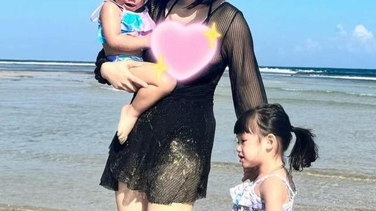Felicya Angelista juga terlihat menawan saat mengenakan baju renang, sambil menghabiskan waktu berkualitas dengan kedua putri tercintanya di pantai.<br>