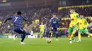 Pemain Arsenal Bukayo Saka (kiri) mencetak gol ke gawang Norwich City pada pertandingan sepak bola Liga Inggris di Stadion Carrow, Norwich, Inggris, Minggu (26/12/2021). Arsenal menang 5-0. (Joe Giddens/PA via AP)