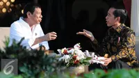 Presiden Joko Widodo (kanan) berbincang dengan Presiden Rodrigo Duterte di Istana Negara, Jakarta, Jumat (9/9). (Liputan6.com/Faizal Fanani)