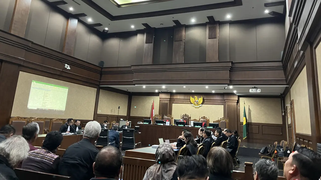Penyelidik Komisi Pemberantasan Korupsi (KPK) Arif Budi Raharjo dihadirkan sebagai saksi dalam sidang lanjutan dengan terdakwa Hasto Kristiyanto di Pengadilan Tindak Pidana Korupsi (Tipikor) Jakarta, Jumat (16/5/2025).