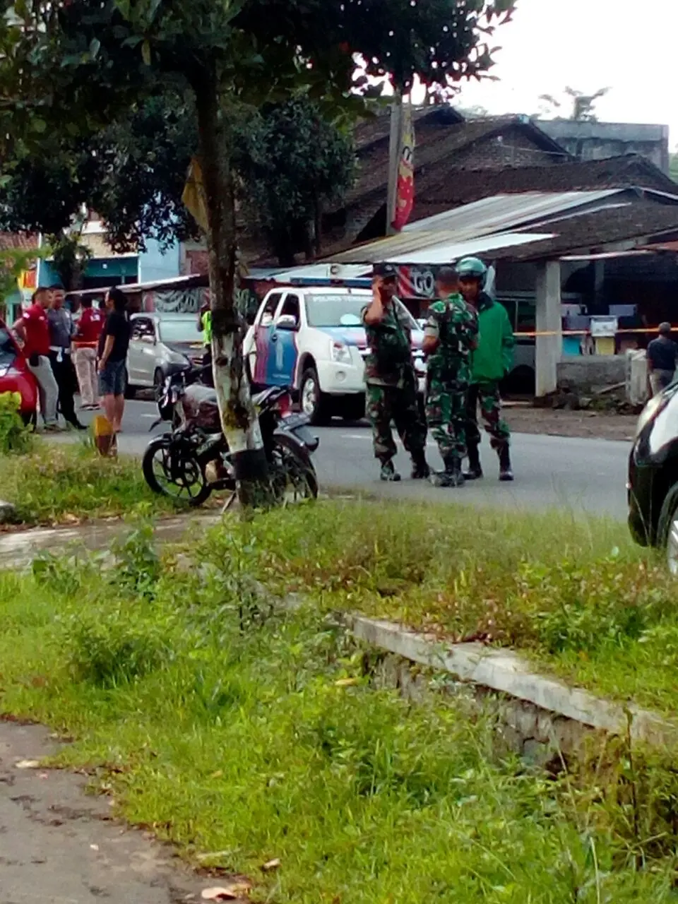 Polisi dan tentara bekerjasama mengamankan lokasi penggrebekan teroris di Temanggung. (foto: /edhie prayitno ige)