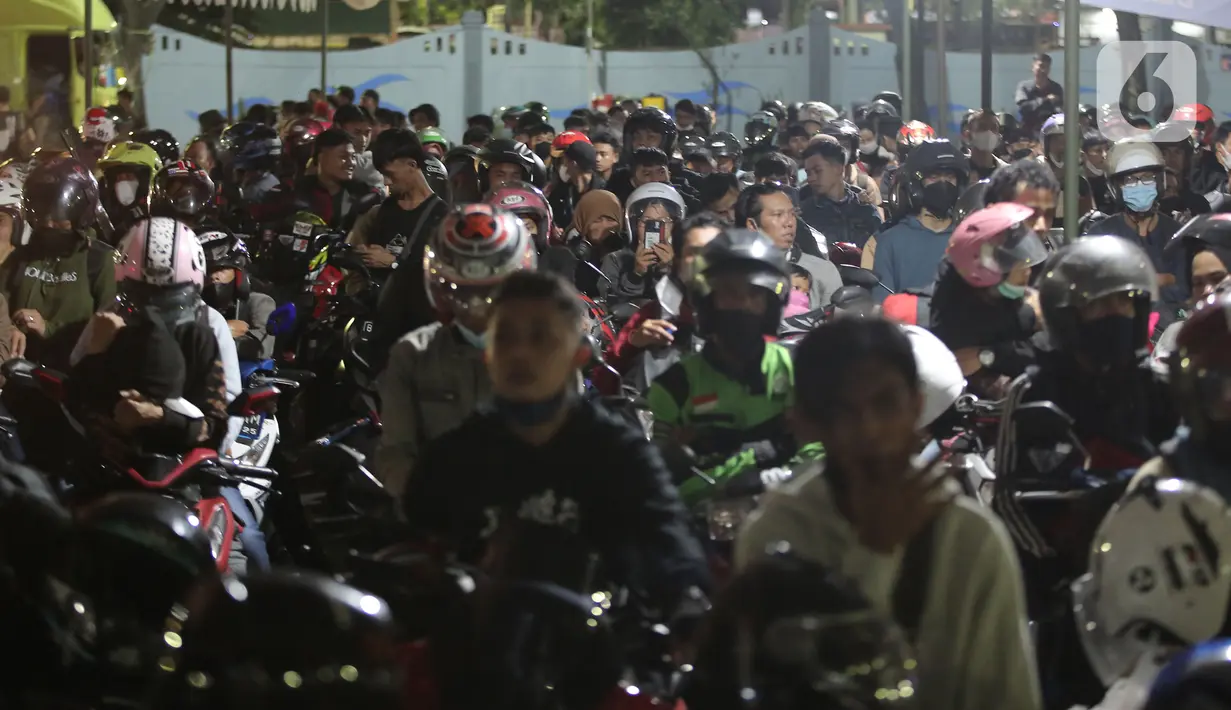 <p>Sejumlah pemudik bersepeda motor antre memasuki kapal "Roll on-Roll off" (RoRo) di Pelabuhan Merak, Banten, Kamis (28/4/2022). Puncak arus mudik H-3 lebaran di Pelabuhan Merak sudah dipenuhi oleh pemudik. Tampak, pemudik yang membawa anak kecil serta barang bawaan yang diikat di belakang motor. (Liputan6.com/Angga Yuniar)</p>