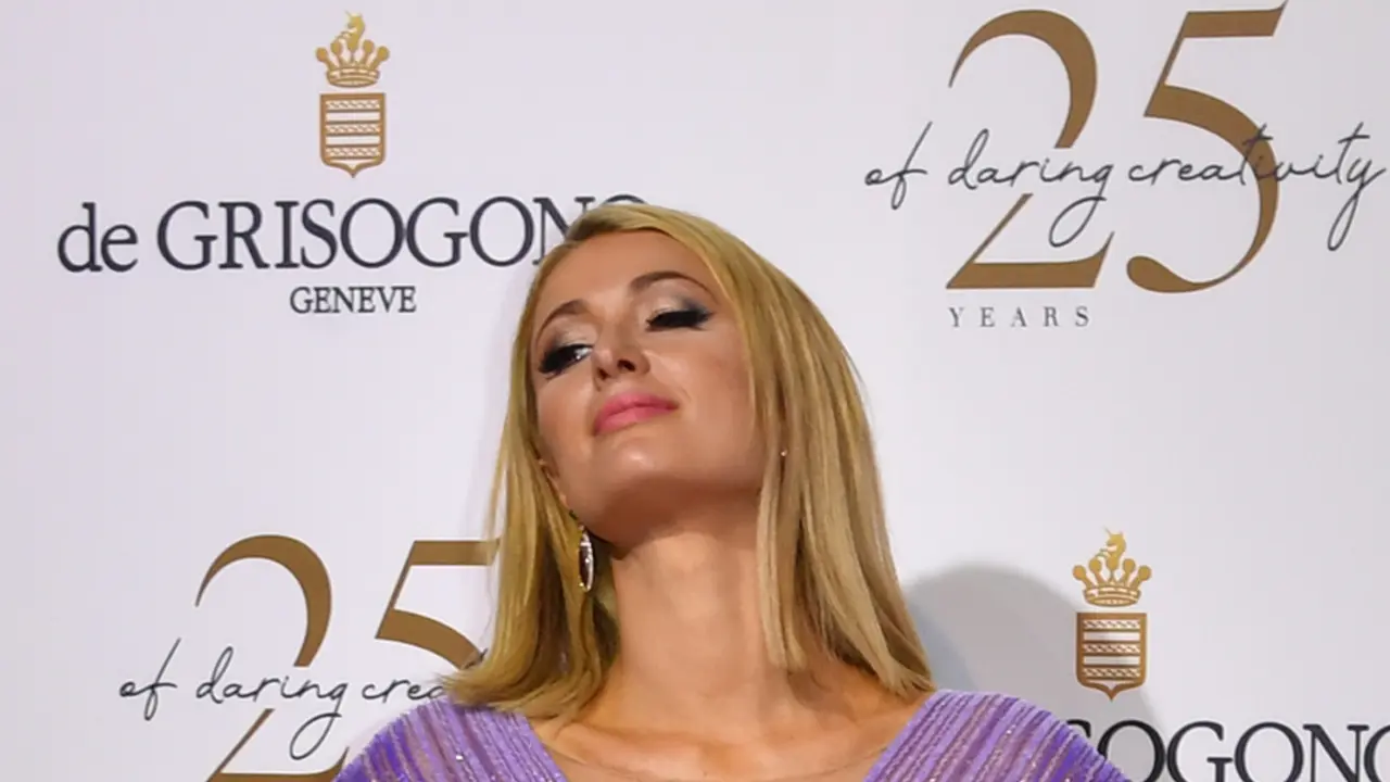 Paris Hilton dan Tunangannya Pamer Kemesraan di Festival Cannes