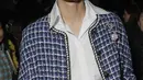 Park Seo-joon menghadiri peragaan busana Chanel untuk koleksi Fall-Winter 2023/24 di Paris Fashion Week, Selasa (7/3/2023). Aktor tampan asal Korea Selatan itu memilih mengenakan jaket tweed dengan celana panjang hitam. (Vianney Le Caer/Invision/AP)