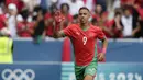 Pemain Maroko, Soufiane Rahimi, melakukan selebrasi setelah mencetak gol ke gawang Argentina pada laga pertama grup B Olimpiade 2024 di stadion Geoffroy-Guichard, Rabu (24/7/2024). (AP Photo/Silvia Izquierdo)