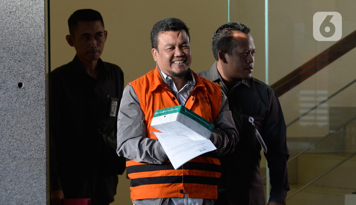 Mantan anggota DPRD Bandung periode 2009-2014 Tomtom Dabbul Qomar usai menjalani pemeriksaan di Gedung KPK, Jakarta, Senin (27/1/2020). KPK resmi menahan Tomtom untuk mempermudah pemeriksaan dugaan korupsi pengadaan tanah RTH di lingkungan Pemkot Bandung Tahun 2012-2013. (merdeka.com/Dwi Narwoko)