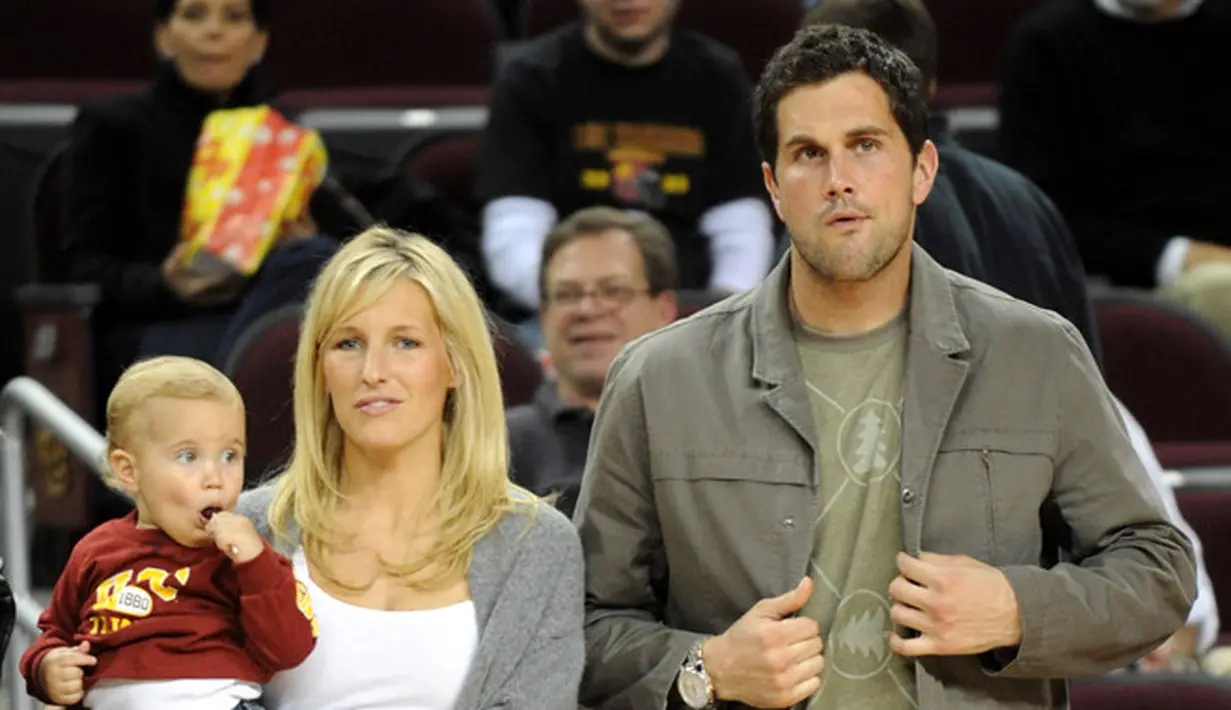 Tak hanya berjauhan, Blake pun kini tengah dituntut oleh mantannya dengan tuduhan penelantaran keluarga. (For The Win - USA Today)