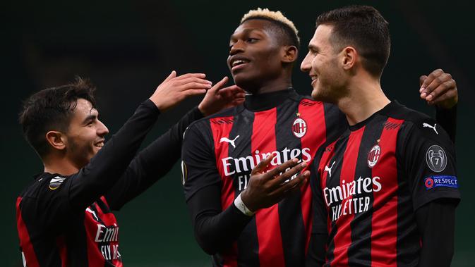 Pemain AC Milan merayakan gol yang dicetak Diogo Dalot ke gawang Sparta Praha pada laga lanjutan Liga Europa 2020/2021 di Stadion San Siro, Jumat (30/10/2020) dini hari WIB. AC Milan menang 3-0 atas Sparta Praha. (AFP/Marco Bertorello)