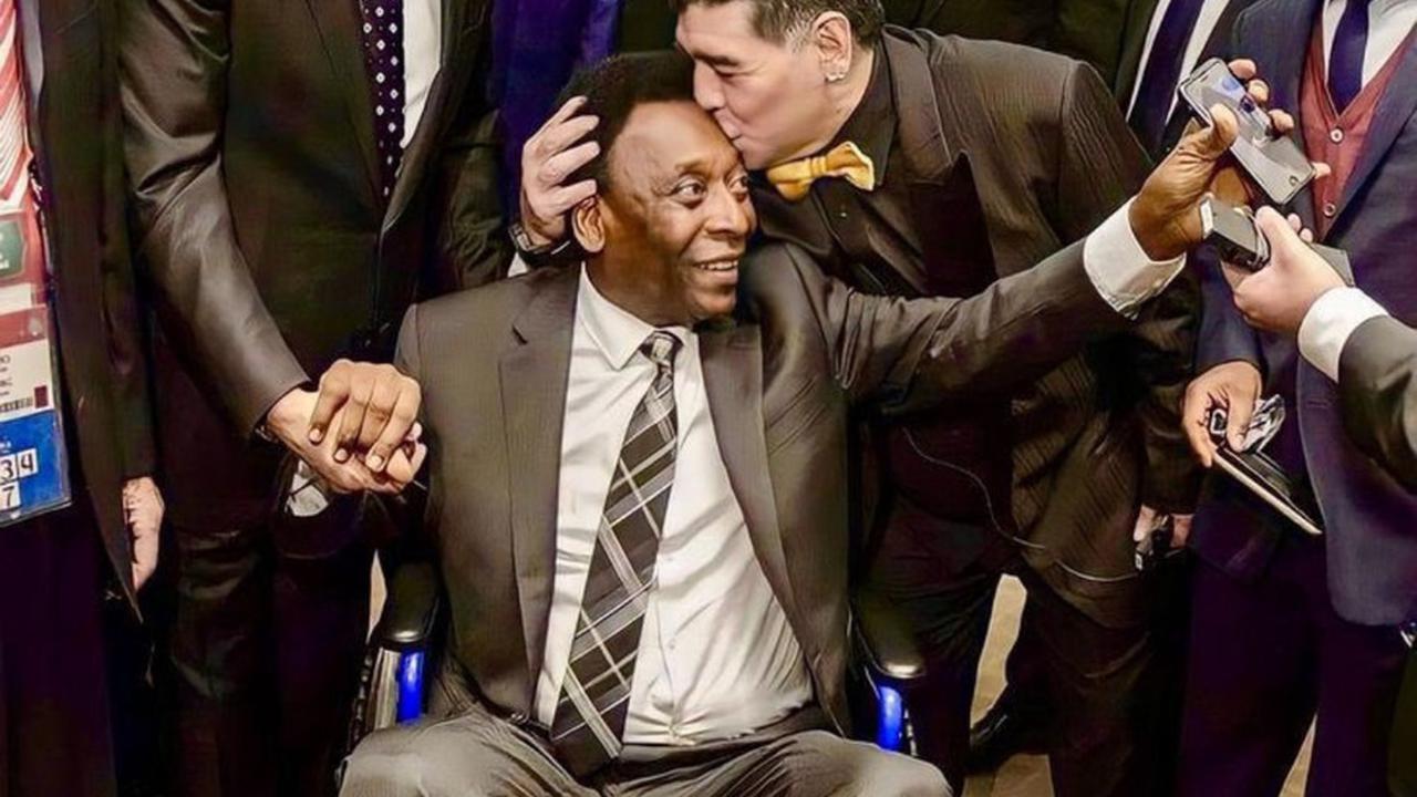 Momen emas terjadi ketika Pele, Maradona, Okocha, Kanu, dan Putin berfoto bersama! Kombinasi bintang sepak bola dan politik yang langka ini menciptakan kenangan tak terlupakan.