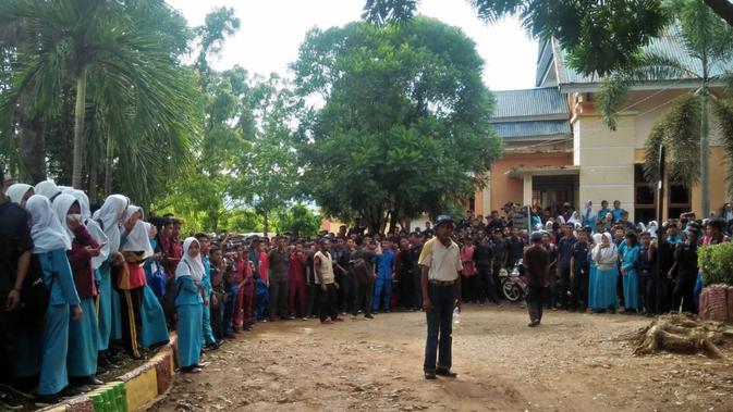 Ratusan siswa mendemo kepala sekolahnya (Fauzan/Liputan6.com)
