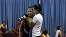 Jelang perhelatan Pertamina Proliga 2015, tim putri Jakarta Electric PLN berlatih di Aula P3B PLN Cinere, Depok, Kamis (28/1/2015). Yolla Yuliana (kiri) melihat foto dokumentasi usai berlatih. (Liputan6.com/Helmi Fithriansyah)