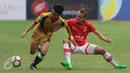 Bek Persija, M Rezaldi Hehanusa (kanan) berebut bola dengan pemain Mitra Kukar di lanjutan Liga 1 Indonesia di Stadion Patriot Candrabhaga, Bekasi, Minggu (14/5). Laga kedua tim berakhir imbang 1-1. (Liputan6.com/Helmi Fithriansyah)