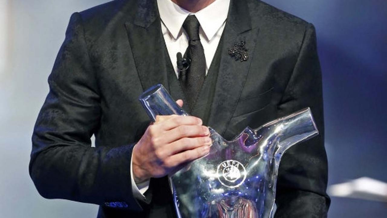 Senyum lebar Messi terima gelar Pemain Terbaik UEFA 2015