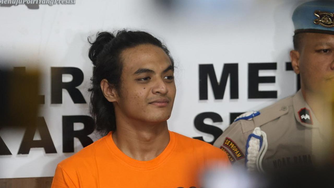 Potret Senyuman Vadel Badjideh Pakai Baju Oranye  dengan Tangan Diborgol Usai Jadi Tersangka Kasus Lolly Anak Nikita Mirzani
