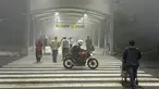 Para pelancong berjalan menuju terminal untuk melakukan penerbangan di tengah kabut pagi di Bandara Internasional Indira Gandhi, di New Delhi, India, Senin, 25 Desember 2023. (AP Photo/Manish Swarup)