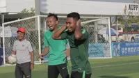 Para pemain Timnas Indonesia U-22 terlihat menikmati sesi latihan yang digelar jelang bentrok dengan Malaysia U-22 di Piala AFF 2019. (Bola.com/Zulifrdaus Harahap)