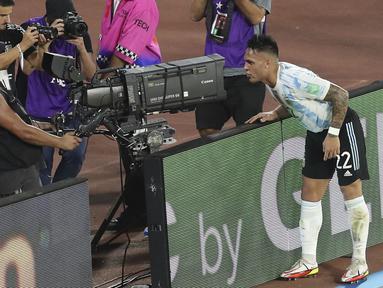 Argentina berhasil meraih poin penuh usai menangkan matchday ke-16 Kualifikasi Piala Dunia 2022 zona CONMEBOL di Estadio Mario Alberto Kempes, Rabu (2/2/2022) pagi WIB. (AP/Nicolas Aguilera)