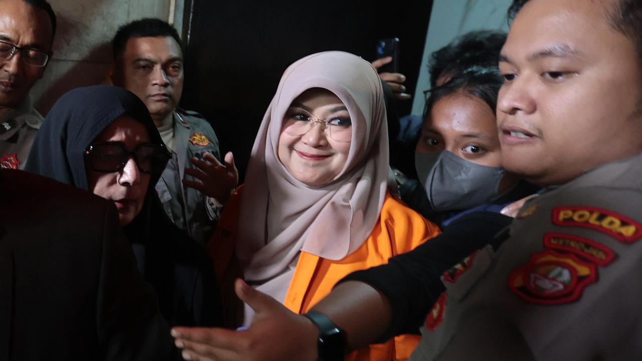 FOTO: Roy Suryo dan Dokter Tifa Dibawa ke Rumah Sakit Polri Usai Ditangkap