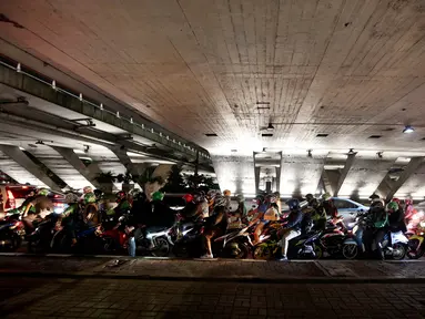 Kendaraan terjebak macet di Kolong Semanggi, Jakarta, Rabu (9/8). Kepala Dishub DKI Andri Yansyah mengatakan, uji coba pelarangan kendaraan roda dua dari patung kuda hingga Bundaran Senayan akan dilakukan awal Sepetember 2017. (Liputan6.com/Johan Tallo)