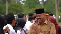 Bupati Kutai Kartanegara Edi Damansyah memberikan selamat kepada 2.300 ASN lewat formasi PPPK yang mendapat SK, Senin (9/9/2024). (foto:istimewa)