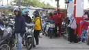 Pemudik sepeda motor mengantre saat mengisi bahan bakar di SPBU kawasan Brebes, Jawa Tengah, Minggu (2/6/2019). Sejumlah SPBU di Brebes terpantau ramai oleh para pemudik yang mengisi bahan bakar kendaraannya. (Liputan6.com/Herman Zakharia)