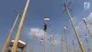Pekerja memasang bendera Merah Putih pada pohon pinang untuk acara panjat pinang kolosal di kawasan Ancol, Jakarta, Kamis (15/8/2019). Ancol Taman Impian menggelar berbagai acara dalam menyambut HUT ke-74 RI, salah satunya adalah Panjat Pinang Kolosal. (Liputan6.com/Herman Zakharia)