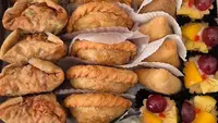 12 Rekomendasi Tempat Beli Kue Basah di Jakarta, dari Pasar Subuh hingga Toko Premium