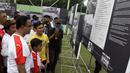 Gubernur DKI Jakarta, Anies Baswedan, melihat pameran sejarah MH Thamrin di lapangan VIJ, Petojo, Jakarta, Sabtu (16/2). Acara ini rangkaian dari Festival 125 Tahun MH Thamrin. (Bola.com/Yoppy Renato)