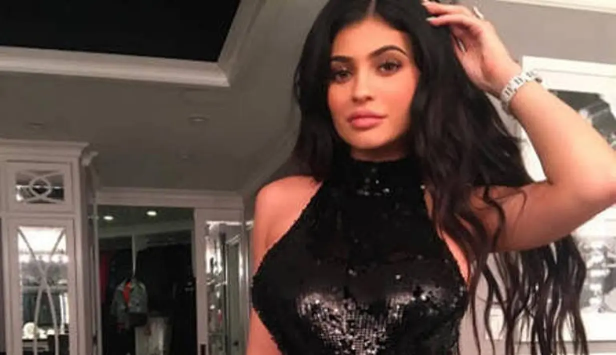 Kylie Jenner memang terlihat cantk dalam foto ini. Namun sepertinya ia gagal mengedit bagian pinggangnya. Menyadari sesuatu? (instagram/kyliejenner)