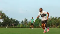 Penyerang baru Bali United Jefferson de Assis saat sesi Latihan Bersama Bali United di Bali United Training Center, Rabu (5/7/2023). (Bola.com/Alit Binawan)