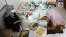 Tata Khoiriyah, mantan pegawai KPK, membuat adonan di tempat pembuatan kue kering miliknya, Jakarta, Kamis (21/10/2021). Aktivitas bisnis kue kering digeluti Tata Khoiriyah sejak pertengahan 2021. Kala itu ia membuat merek kue kering Cake Club bersama seorang teman. (Liputan6.com/Helmi Fithriansyah)