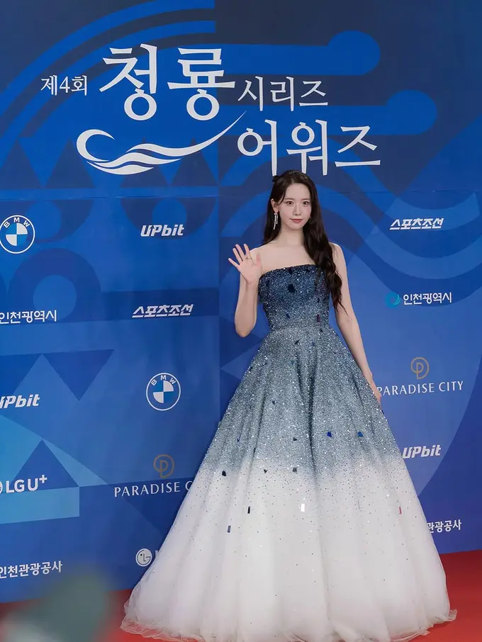 YoonA SNSD Tampil bak Putri di Blue Dragon Awards 2025, Tetap Anggun Meski Sempat Terjatuh