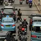 Sejumlah pejalan kaki menyeberang di dekat pertigaan Stasiun Lenteng Agung, Jakarta, Rabu (2/12/2015). Kurangnya kesadaran warga menaati peraturan lalu lintas seringkali berimbas pada timbulnya kemacetan. (Liputan6.com/Helmi Fithriansyah)