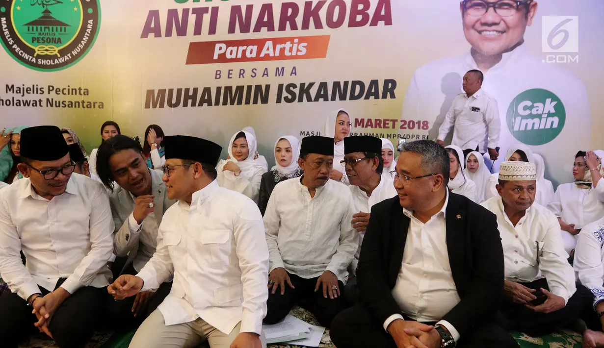 Ketua Umum PKB Muhaimin Iskandar bersama Menteri Tenaga Kerja Hanif Dhakiri, Menteri Desa dan PDTT Eko Putro Sandjojo serta selebriti Tanah Air menghadiri Sholawat Anti Narkoba di Komplek Parlemen, Senayan, Selasa (6/3). (Liputan6.com/Johan Tallo)