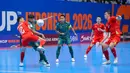 Para pemain Timnas Futsal Indonesia berebut bola dengan pemain Vietnam dalam laga perempat final Piala Asia Futsal 2026 di Indonesia Arena, Senayan, Jakarta, Selasa (03/02/2026). (Bola.com/Bagaskara Lazuardi)