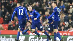 Kapten Manchester United, Wayne Rooney (tengah) merayakan golnya ke gawang Stoke City pada lanjutan Premier League di Bet365 Stadium, Stoke-on-Trent, (21/1/2017). Setan Merah bermain Imbang 1-1. (AFP/Lindsey Parnaby)