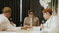 Sambil menjabat tangan wali nikah, Nino mengucap ijab kabul dengan lantang dalam satu tarikan napas. (Foto: thebridestory)