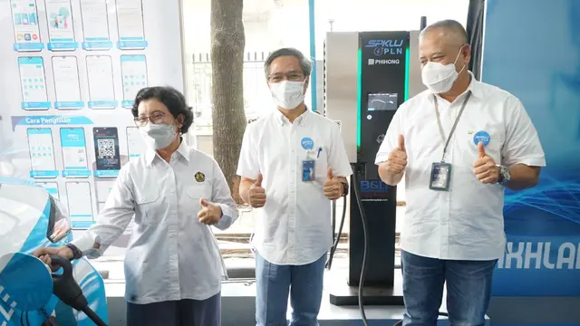 PT PLN (Persero) dengan mengoperasikan dua unit SPKLU di Kantor Direktorat Jenderal Ketenagalistrikan, Jakarta, Selasa (4/1/2021). (Dok PLN)