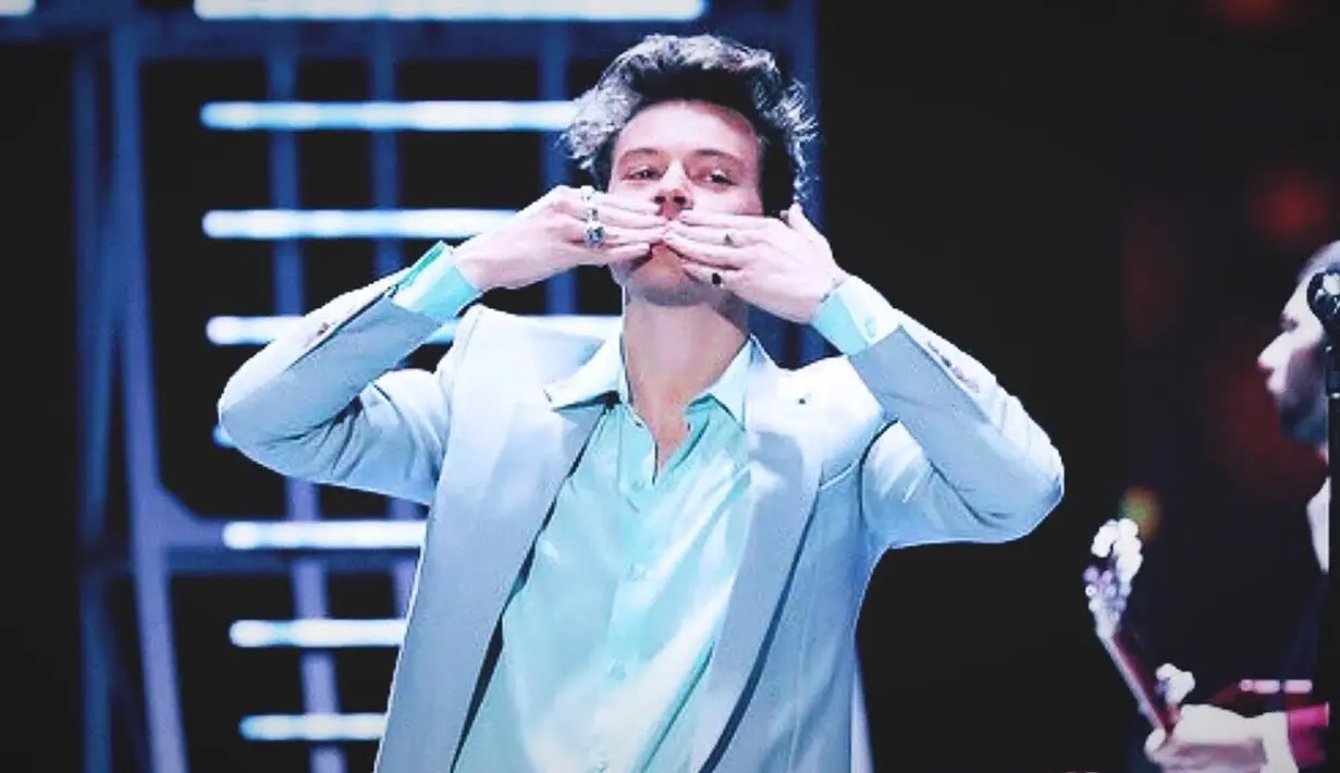 Instagram Diane sendiri dipenuhi dengan beragam kecaman dari para penggemar Taylor Swift. (YouTube)