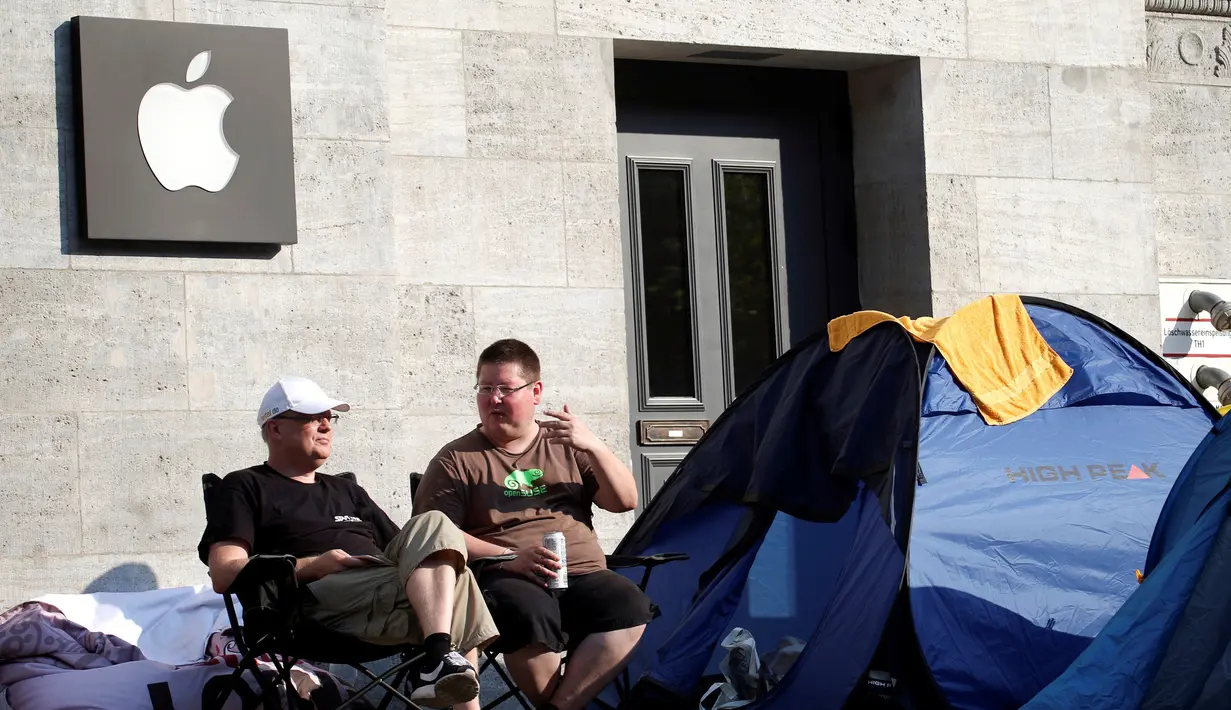 Pecinta iPhone dari Belarus berbincang di samping tenda untuk membeli Apple iPhone 7 yang baru dirilis di depan toko Apple Berlin, Jerman (12/09). Rumor yang beredar  iPhone 7 Plus dibekali dengan kamera berlensa ganda. (REUTERS/Fabrizio Bensch)