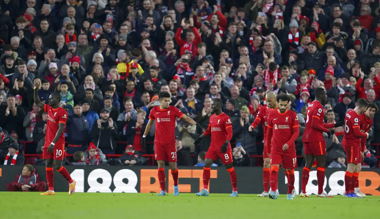 Pemain Liverpool Sadio Mane (kiri) merayakan dengan rekan setimnya setelah mencetak gol ke gawang West Ham United pada pertandingan sepak bola Liga Inggris di Stadion Anfield, Liverpool, Inggris, 5 Maret 2022. Liverpool menang 1-0. (AP Photo/Jon Super)