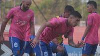 Skuat PSIS Semarang dalam sebuah sesi latihan di Stadion Moch Soebroto, Magelang. (Bola.com/Vincentius Atmaja)
