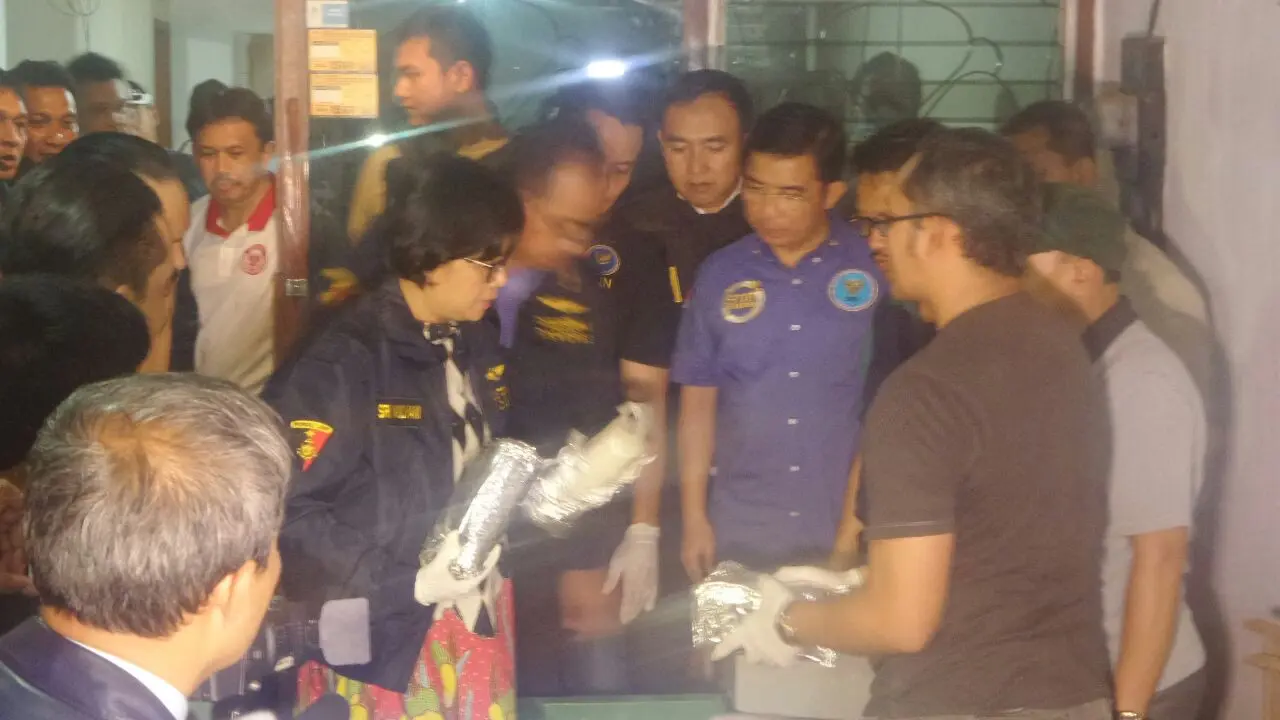 Menteri Keuangan Sri Mulyani di lokasi penggerebekan gudang sabu di Pluit, Jakarta Utara. (Liputan6.com/Moch Harun Syah)